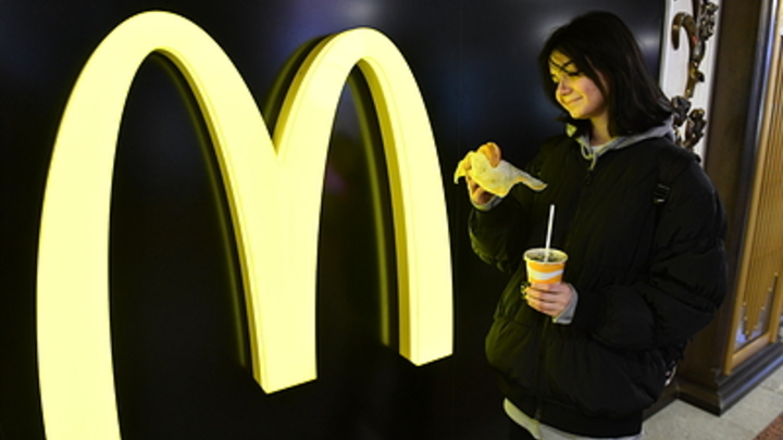 Трамп 15 минут поработал в McDonald’s, чтобы позлить Харрис