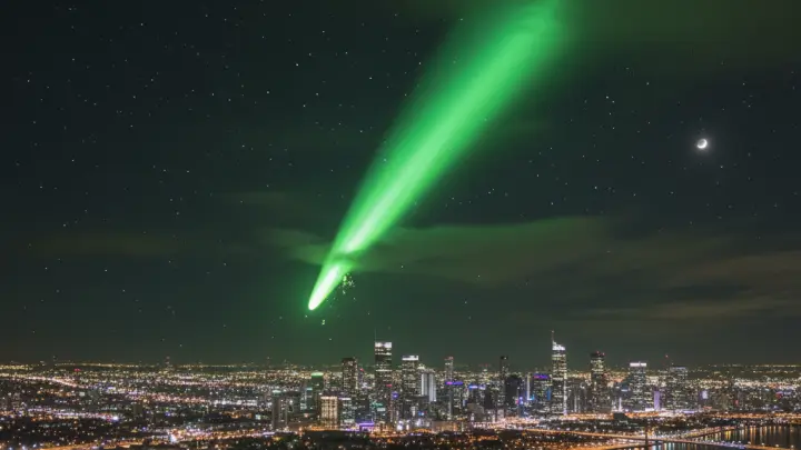 Китайский след или болид: учёные спорят о природе зелёного НЛО в Подмосковье Китайский след или болид: учёные спорят о природе зелёного НЛО в Подмосковье