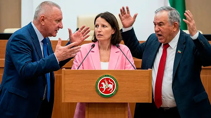 Это вам не тот герой. Депутаты вышли не в ту дверь: В Казани чиновницу отчитали за доклад на русском. Снимаем маски