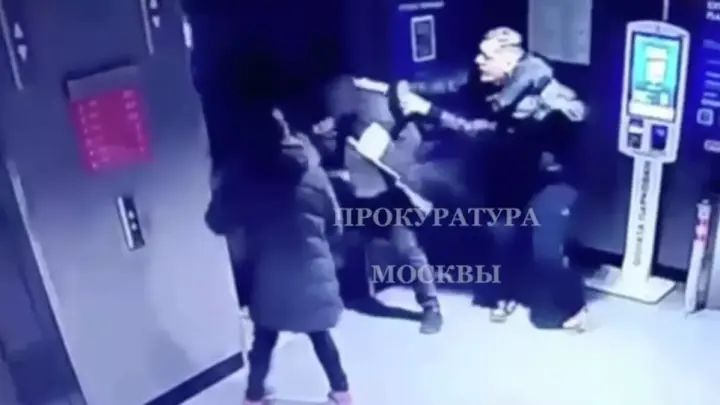 Мошенники убедили двух москвичей ограбить мужчину у банкомата