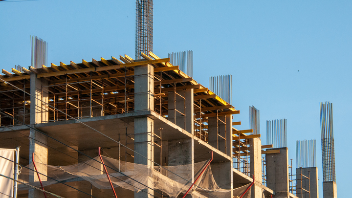 В Екатеринбурге бизнесмен переименовал недострой в Путин центр, чтобы его не снесли