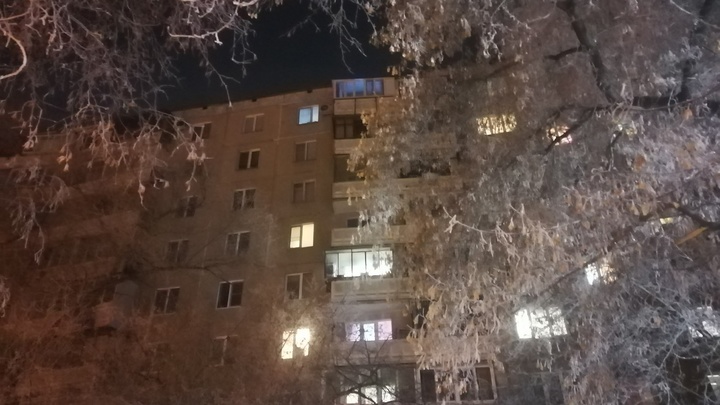 В Челябинске неизвестные обстреляли многоквартирный дом