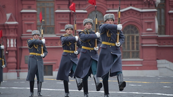 Меряют температуру по три раза в день и тренируются до седьмого пота: Минобороны о подготовке парада Победы
