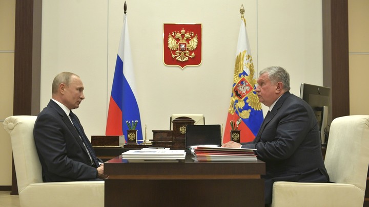 Сечин доложил Путину о необходимых мерах поддержки нефтяной отрасли