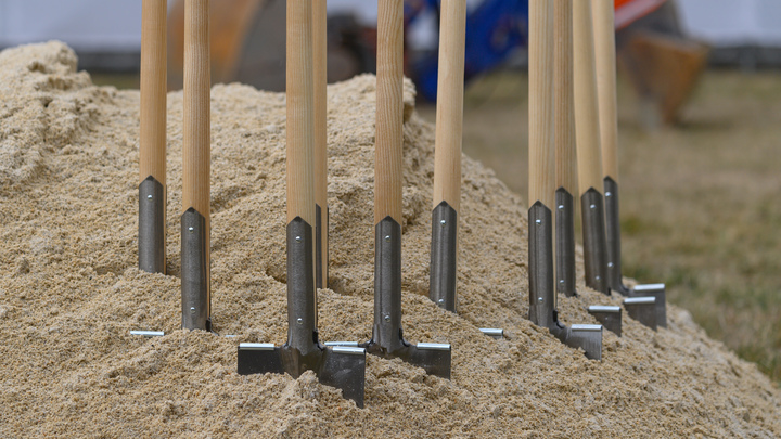 Плакать хочется: Петербуржцы растрогались из-за поступка мужчины на костылях