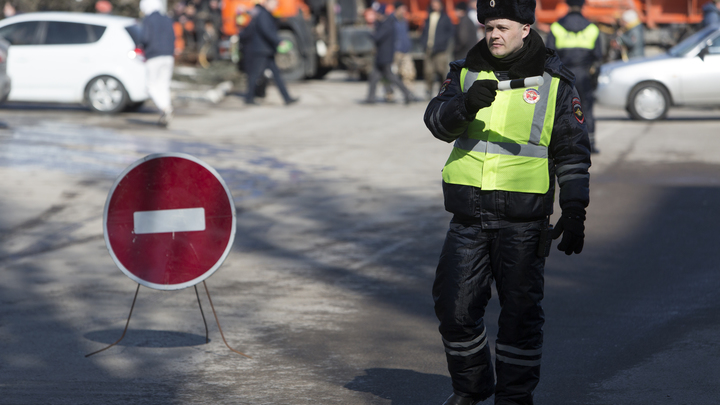 На северо-востоке Москвы перекрыто движение из-за опрокинувшегося на проезжую часть грузовика