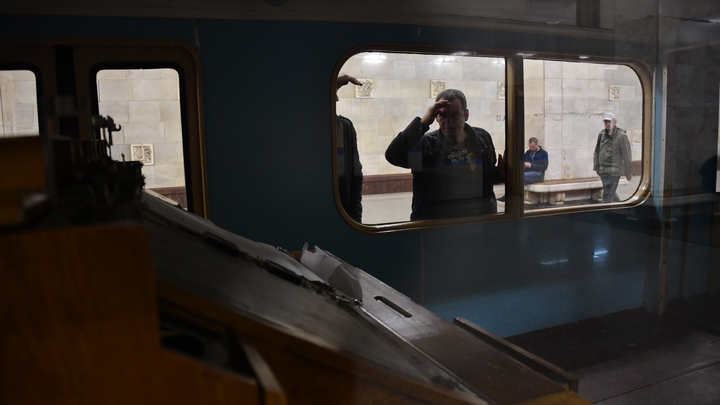 Бром, спасатели, полиция. Что происходит на станции метро Владыкино в Москве