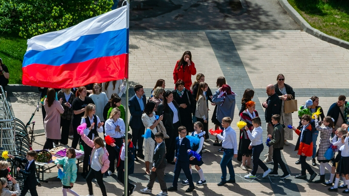 В новосибирской школе № 137 попросили сменить иностранную песню на вальс на последнем звонке