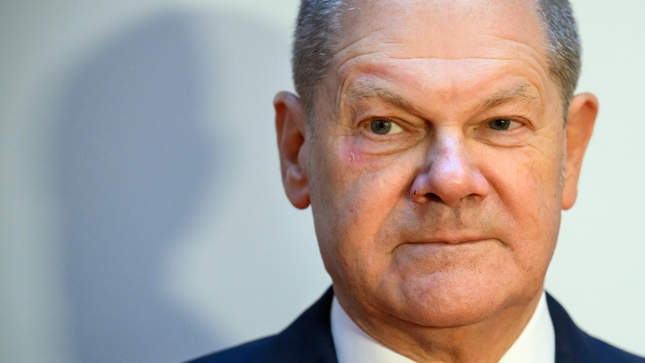 Канцлер Германии Шольц снял повязку с глаза: Первое фото