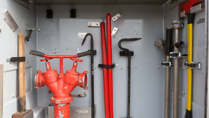 В Новороссийске полыхает свалка на площади 2 тыс. кв. м.