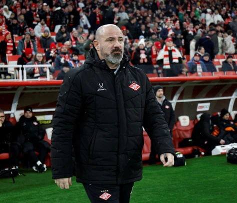 Тренер Спартака эмоционально отреагировал на решение судьи и разбил стекло на скамейке запасных