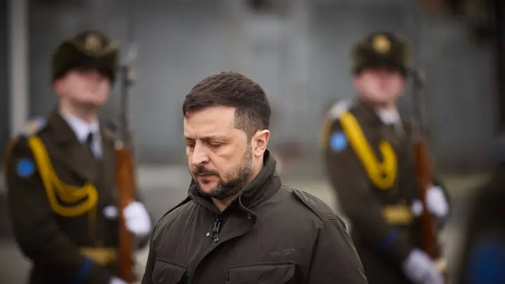 Зеленского ловко посадили на растяжку. В Киеве заказали опцию звонок другу