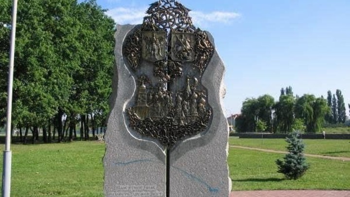 В Киеве снесли памятник дружбе с Москвой, отказавшись от ликвидации