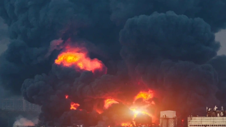 Зеленский сорвался после слов Трампа: Горят 10 регионов России. Жесточайшая массированная атака. Сирены Саратова разрываются. Пришёл блэкаут