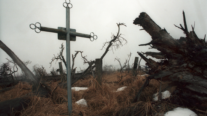 В Краснодаре неизвестные разбили 10 могил на Славянском кладбище