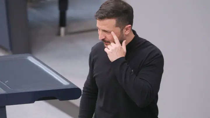 Зеленский купил книжку - и крупно влип. Жена Лена перестала улыбаться