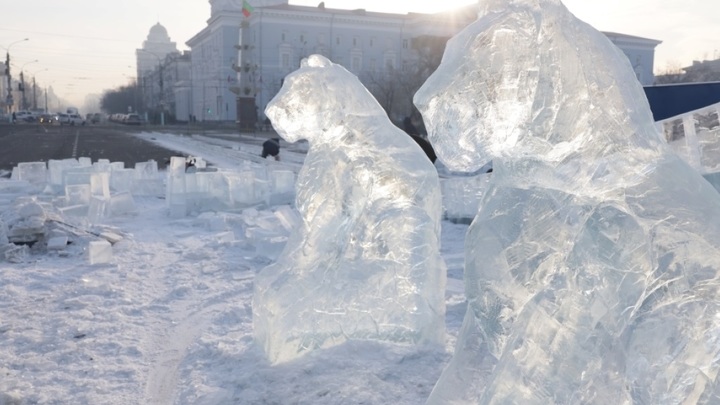 Читинцам показали, как идёт строительство новогоднего ледового городка