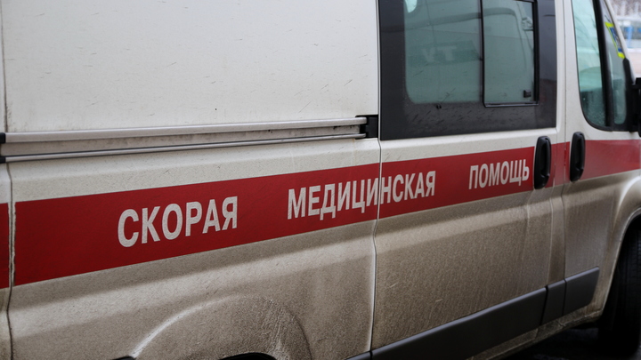 Новокаховская больница получила две новых машины скорой помощи