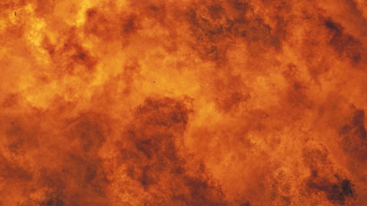 Двойной взрыв на нефтебазе в ЛНР: В городе Ровеньки пылают 200 тонн топлива - видео