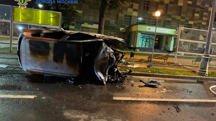 В Москве два человека погибли в сгоревшем автомобиле каршеринга