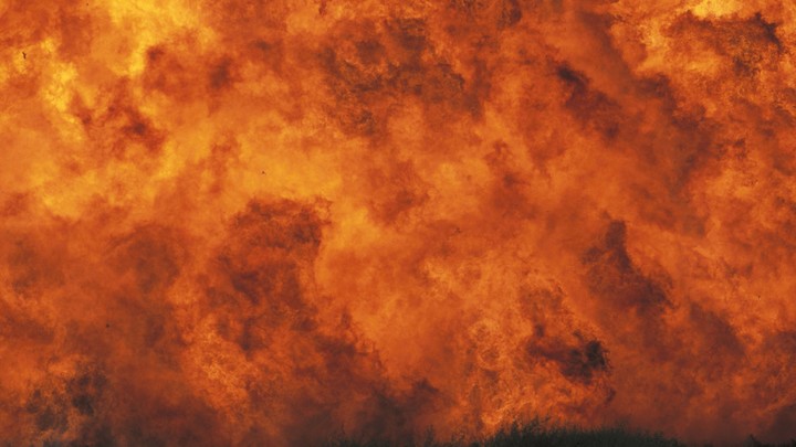 Украинские боевики подорвали цистерну с опасным веществом: Первые кадры с места происшествия