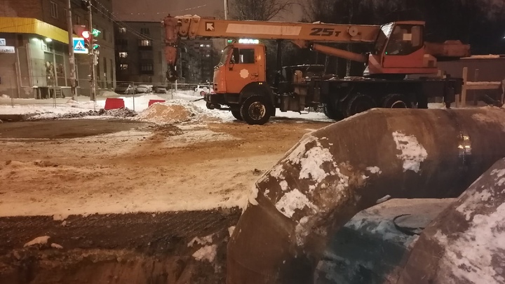 Авария оставила десятки домов в Петербурге без тепла, а власти латают очередную дыру вместо ремонта