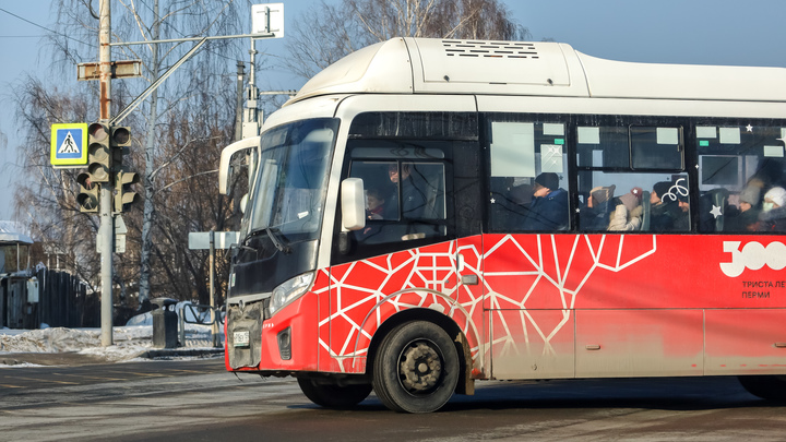 В центре Перми автобус сбил молодую девушку