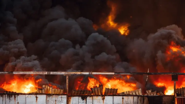 Пожар произошел на нефтебазе в Урюпинске после атаки БПЛА