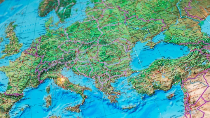 Франция готовится к войне с Россией: Начали с перерисовки карт