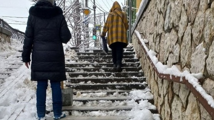В Ростове-на-Дону 12-летняя школьница упала на скользком тротуаре