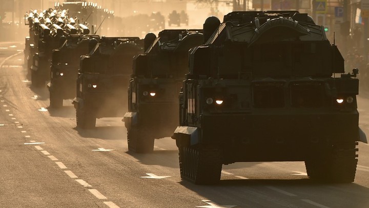 В Краснодарском крае во время перевозки военной техники перевернулась бронемашина
