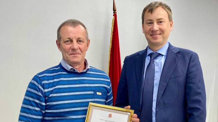 Замминистра поблагодарил отважного железнодорожника, спасшего девушку