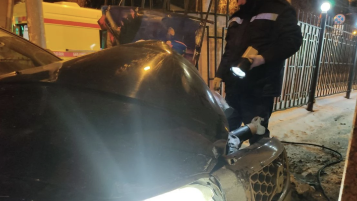 В полночь в Самаре внедорожник Вольво врезался в стену театра САРМАТ