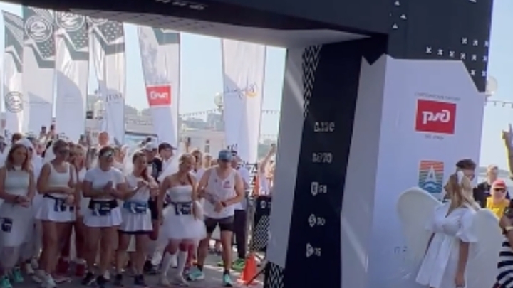 Выбегай за меня!: в Геленджике сотни девушек вышли на марафон в свадебных платьях