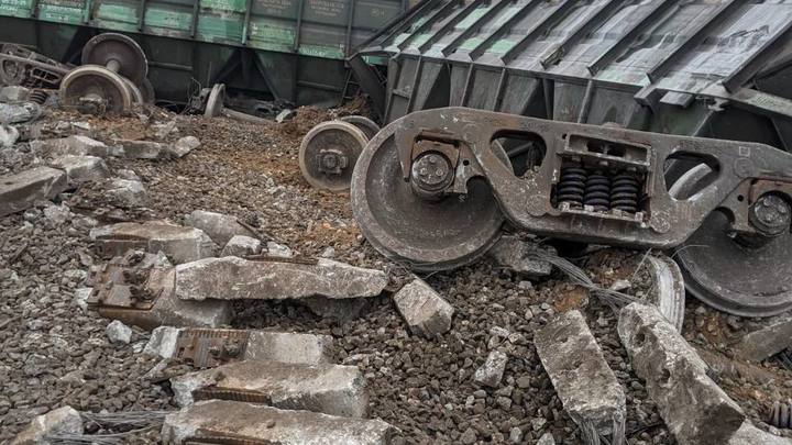 Взрыв на железной дороге под Рязанью: поезд сошёл с рельсов, есть пострадавшие