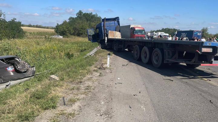 В Ростовской области на трассе случилась дорожная авария с участием двух подростков