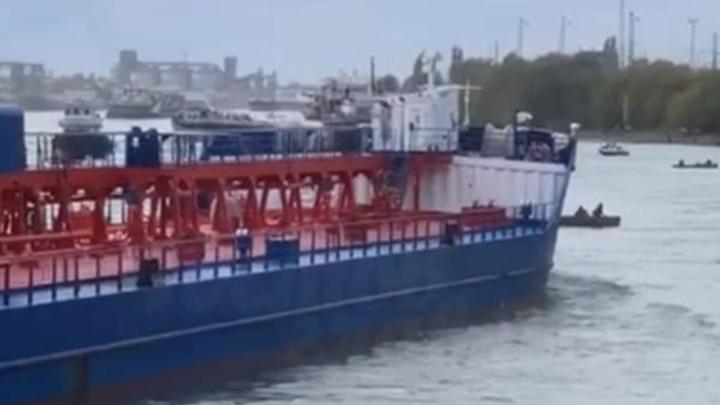 В Ростове-на-Дону группа рыбаков едва не погибла под металлическим корпусом баржи