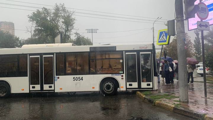Автобус врезался  в дорожный знак утром 23 сентября в Ростове