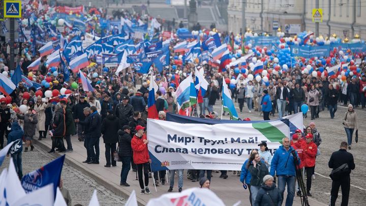 На первой за 3 года первомайской демонстрации в Екатеринбурге губернатор заявил о вызове