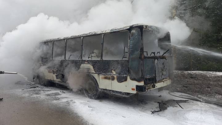 В Соликамске во время движения загорелся автобус