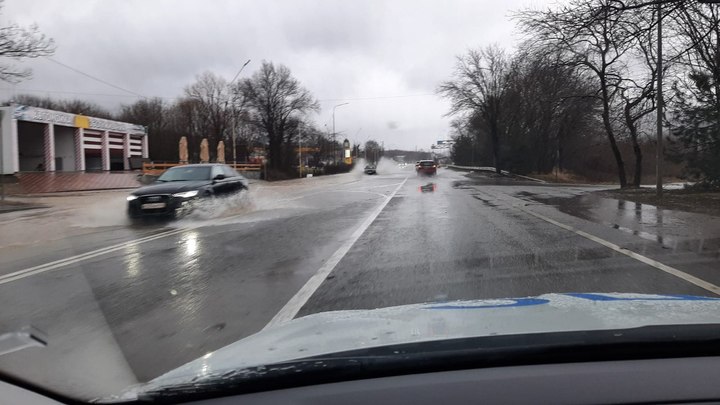 Трассу Майкоп — Туапсе подтопило в нескольких местах из-за непрекращающегося дождя