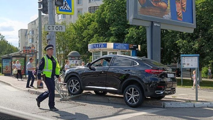 Грустная дама за рулем новенькой иномарки собрала в «гармошку» ограждение около Зари