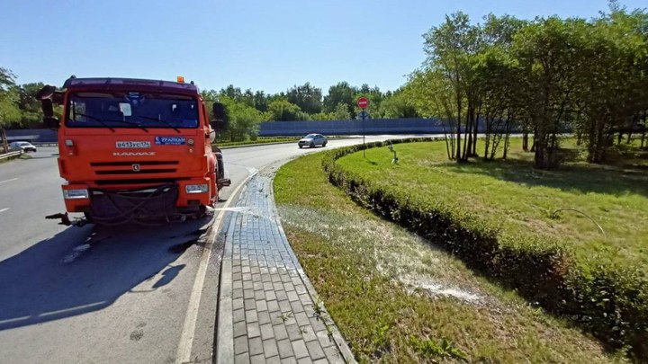 В Челябинске чиновники обещают чаще поливать дороги, деревья