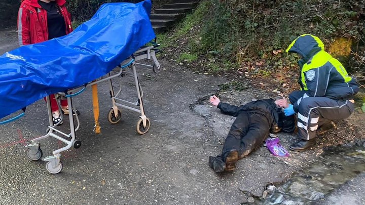 Лежал на дороге: В Сочи инспекторы помогли мужчине с инсультом