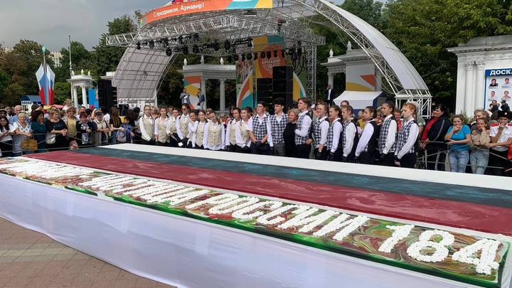 Рекорд в России: в Армавире создали флаг страны из мармелада весом 1 тонну