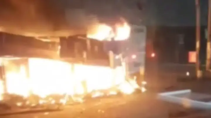 В Токмаке из-за атаки ВСУ загорелся рынок и повредилась жилая пятиэтажка