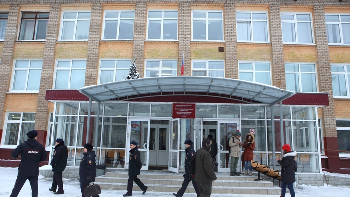 Кто устроил давку? На выходе из воронежской школы чуть не случилось непоправимое