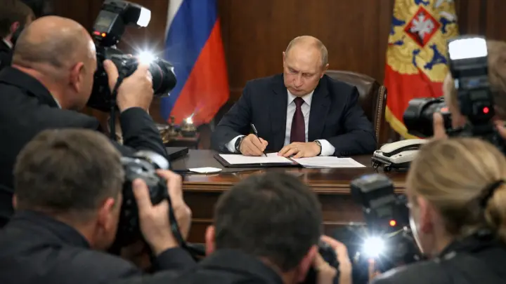 Что Минобороны и Росгвардия смогут запрашивать в ЗАГС: Путин подписал новый закон Что Минобороны и Росгвардия смогут запрашивать в ЗАГС: Путин подписал новый закон