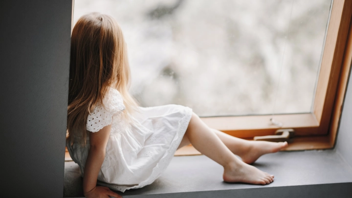 Дайте кусочек хлеба: в Челябинске девочка просила еды из окна закрытой квартиры