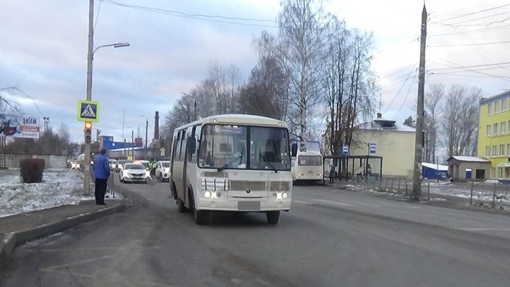 В Кинешме на пешеходном переходе водитель автобуса сбил девушку